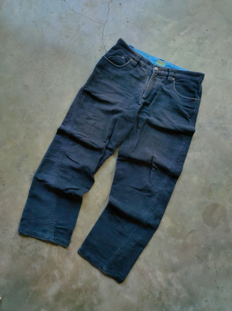 Vintage Oxygen Required Black Pants (Category: Jeans) located in Baguio. Submitted by pormado (Listing ID 1429106474, Image 2). Description: Stylish cargo pants from Oxygen Jeans OR. Features multiple pockets and a unique design. The pants have a button closure and a comfortable fit. Made from durable fabric, these pants are perfect for everyday wear. The size is indicated on the label. The pants have a distinctive design on the inner lining. Goo