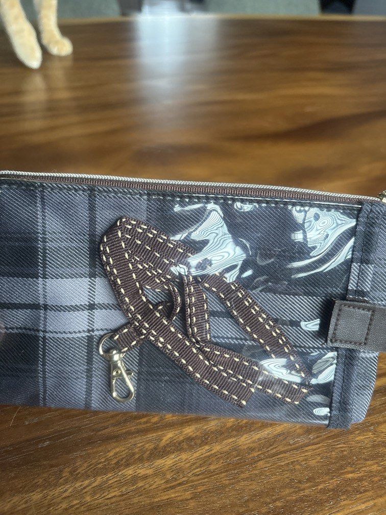Wallets (Category: Purses & Pouches) located in Singapore. Submitted by jan_closet (Listing ID 1429033203, Image 3). Description: Short $15 long wallet $25 can put phone n swap phone inside plastic compartment .