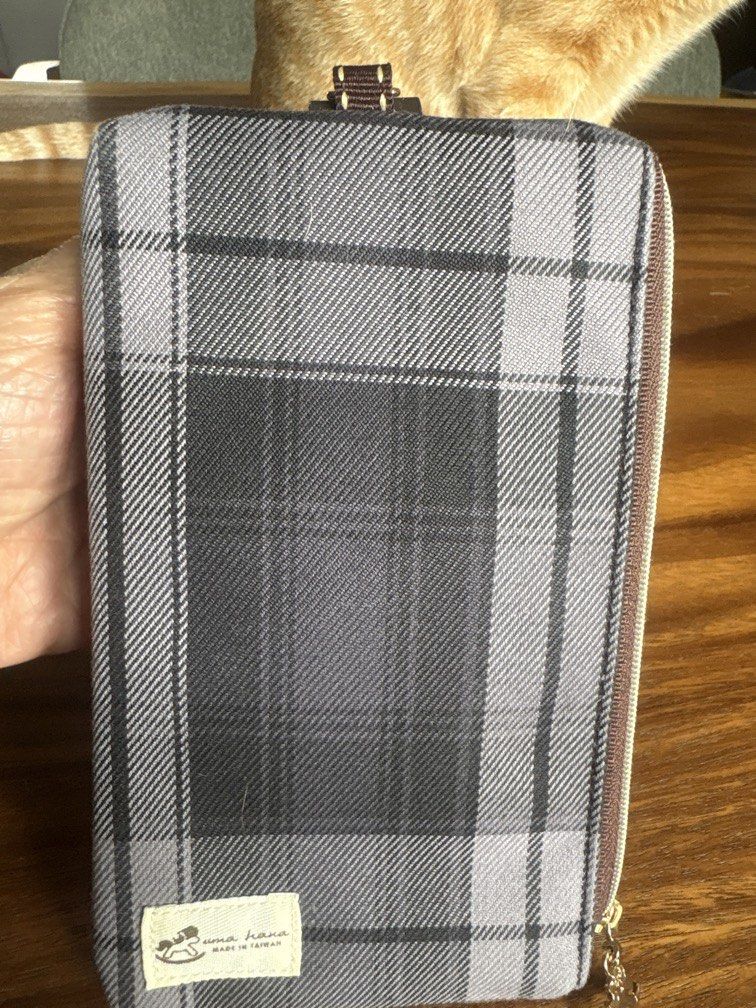 Wallets (Category: Purses & Pouches) located in Singapore. Submitted by jan_closet (Listing ID 1429033203, Image 4). Description: Short $15 long wallet $25 can put phone n swap phone inside plastic compartment .