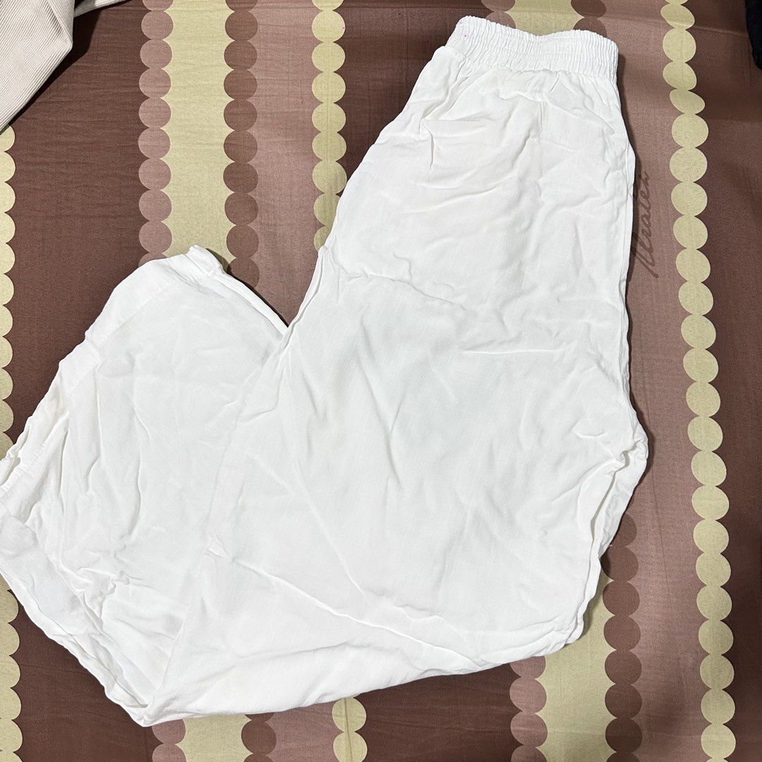 White Pants (Category: Jeans) located in Mandaluyong City. Submitted by sofiafd_ (Listing ID 1429056160, Image 1). Description: .