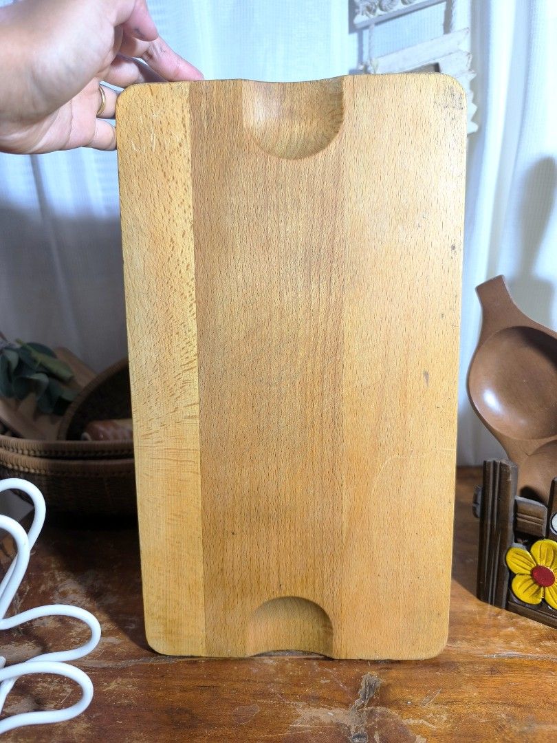 Wooden Cutting Board (Category: Knives & Chopping Boards) located in Pangil. Submitted by kopee_matcha (Listing ID 1429077944, Image 2). Description: Wooden cutting board is perfect for everyday kitchen use. It features a rectangular shape with rounded edges and a natural wood finish. The board has a handle on one side for easy carrying and storage. It's a practical and stylish addition to any kitchen..