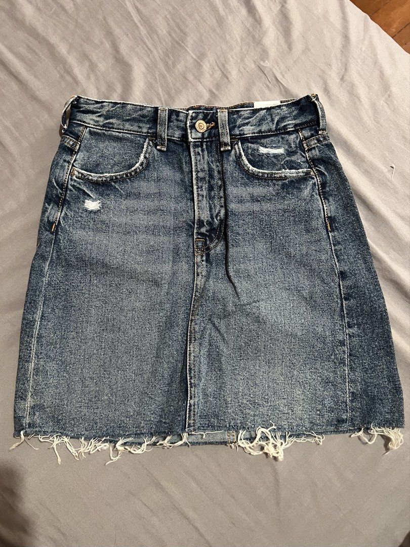 Zara Denim Mini Skirt (Category: Skirts) located in Quezon City. Submitted by arktx (Listing ID 1429011419, Image 1). Description: Size: 25-26 - Xs to - Never used - Vgood condition - No issue .