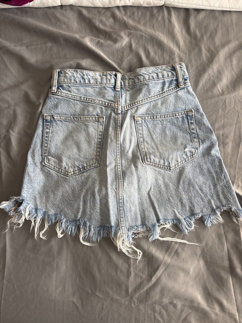 Zara Distressed Denim Skirt (Category: Skirts) located in Tarlac. Submitted by kloset.kween (Listing ID 1429032881, Image 2). Description: .