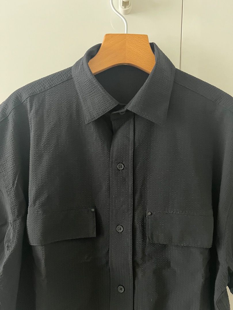 Zara Black Shirt with adjustable sleeve hems (Category: Formal Shirts) located in Quezon City. Submitted by shphlc25 (Listing ID 1428991727, Image 1). Description: Black shirt, oversized fit with adjustable sleeve opening 88% polyamide (nylon) 12% elastane Seersucker fabric structure (may crinkle effect) Front chest pockets with metal rivets Buttoned center front placket Curved hem Regular collar Sleeve hems with elastic draw cord and stoppers to