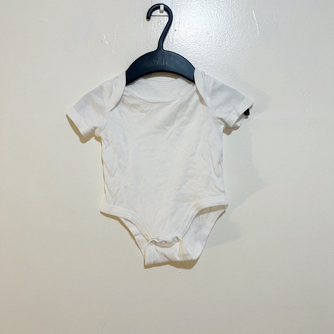 0-3 Months Newborn Onesie Set (Category: Babies & Kids Fashion) located in Las Pinas. Submitted by bloo_ (Listing ID 1424433880, Image 2). Description: 📍 BF Homes, Las Piñas 0-3 Months Newborn Onesie Set for Baby Girl Color: White, Pink, Yellow Size: 0-3months, newborn Design: plain, sunflower, patterned onesies 👀 Please check the photos thoroughly 👋🏻 Pre-loved. Manage your expectations 🛵 Lalamove / J&T 🏦 GCash.