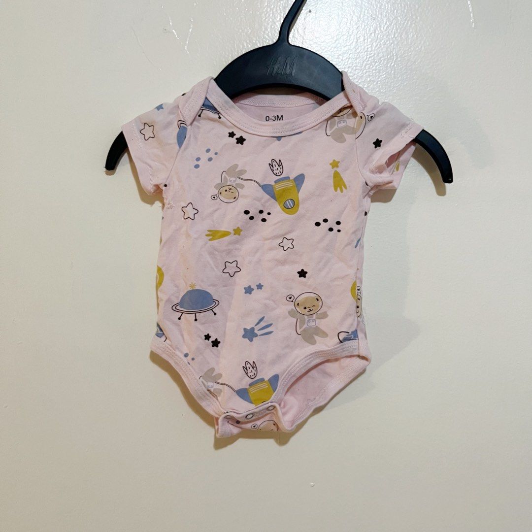 0-3 Months Newborn Onesie Set (Category: Babies & Kids Fashion) located in Las Pinas. Submitted by bloo_ (Listing ID 1424433880, Image 3). Description: 📍 BF Homes, Las Piñas 0-3 Months Newborn Onesie Set for Baby Girl Color: White, Pink, Yellow Size: 0-3months, newborn Design: plain, sunflower, patterned onesies 👀 Please check the photos thoroughly 👋🏻 Pre-loved. Manage your expectations 🛵 Lalamove / J&T 🏦 GCash.