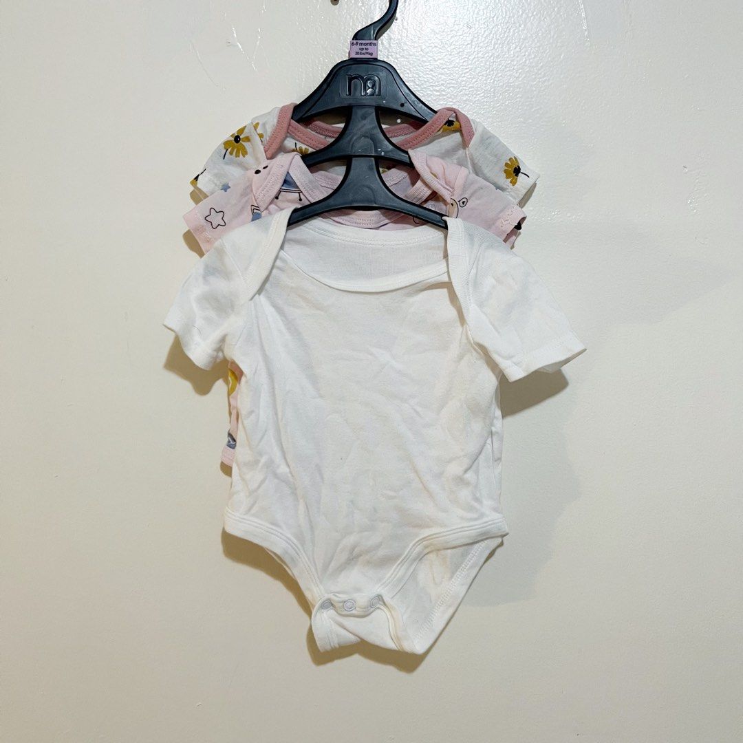 0-3 Months Newborn Onesie Set (Category: Babies & Kids Fashion) located in Las Pinas. Submitted by bloo_ (Listing ID 1424433880, Image 1). Description: 📍 BF Homes, Las Piñas 0-3 Months Newborn Onesie Set for Baby Girl Color: White, Pink, Yellow Size: 0-3months, newborn Design: plain, sunflower, patterned onesies 👀 Please check the photos thoroughly 👋🏻 Pre-loved. Manage your expectations 🛵 Lalamove / J&T 🏦 GCash.