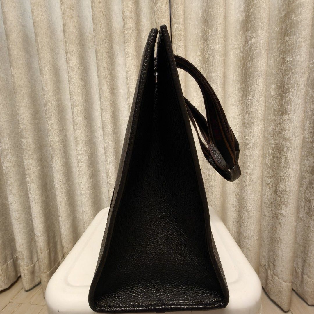 100% Authentic Large Coach Smith Tote Bag - Trending! (Category: Luxury Bags & Wallets) located in Manila. Submitted by renzonmana29964 (Listing ID 1424431205, Image 2). Description: Selling my large bag (original) 💼 Super spacious – perfect for work, travel, or everyday use! 👜 Brand: Coach 📏 Size: Large 🎨 Color: Black ✅ Condition: (like new / gently used – no major flaws) ✅ Clean inside and out ✅ All zippers working perfectly Very classy and