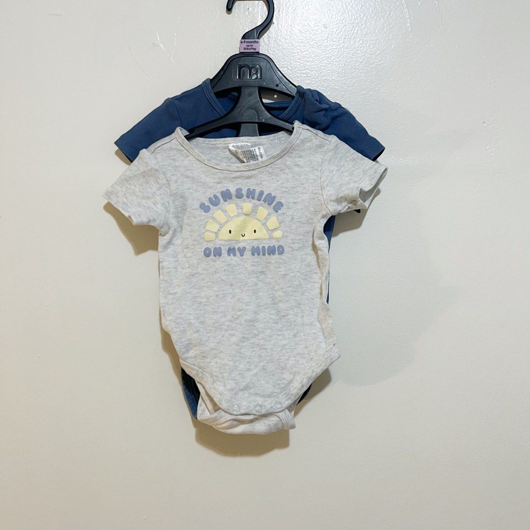 Anko and H&M Onesie set (Category: Babies & Kids Fashion) located in Las Pinas. Submitted by bloo_ (Listing ID 1424435889, Image 1). Description: 📍 BF Homes, Las Piñas Anko and H&M 3-6 Months Onesie Set for Baby Boy Brand: Anko and H&M Color: Gray, Blue, Yellow Size: 3-6 Months Design: Plain and Sunshine on my mind design 👀 Please check the photos thoroughly 👋🏻 Pre-loved. Manage your expectations 🛵 Lalamove / J&T 🏦 GCash.