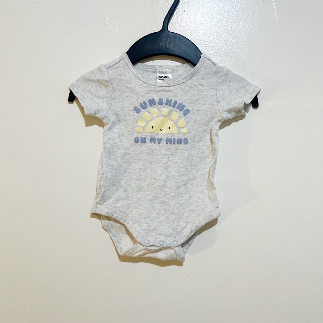 Anko and H&M Onesie set (Category: Babies & Kids Fashion) located in Las Pinas. Submitted by bloo_ (Listing ID 1424435889, Image 3). Description: 📍 BF Homes, Las Piñas Anko and H&M 3-6 Months Onesie Set for Baby Boy Brand: Anko and H&M Color: Gray, Blue, Yellow Size: 3-6 Months Design: Plain and Sunshine on my mind design 👀 Please check the photos thoroughly 👋🏻 Pre-loved. Manage your expectations 🛵 Lalamove / J&T 🏦 GCash.