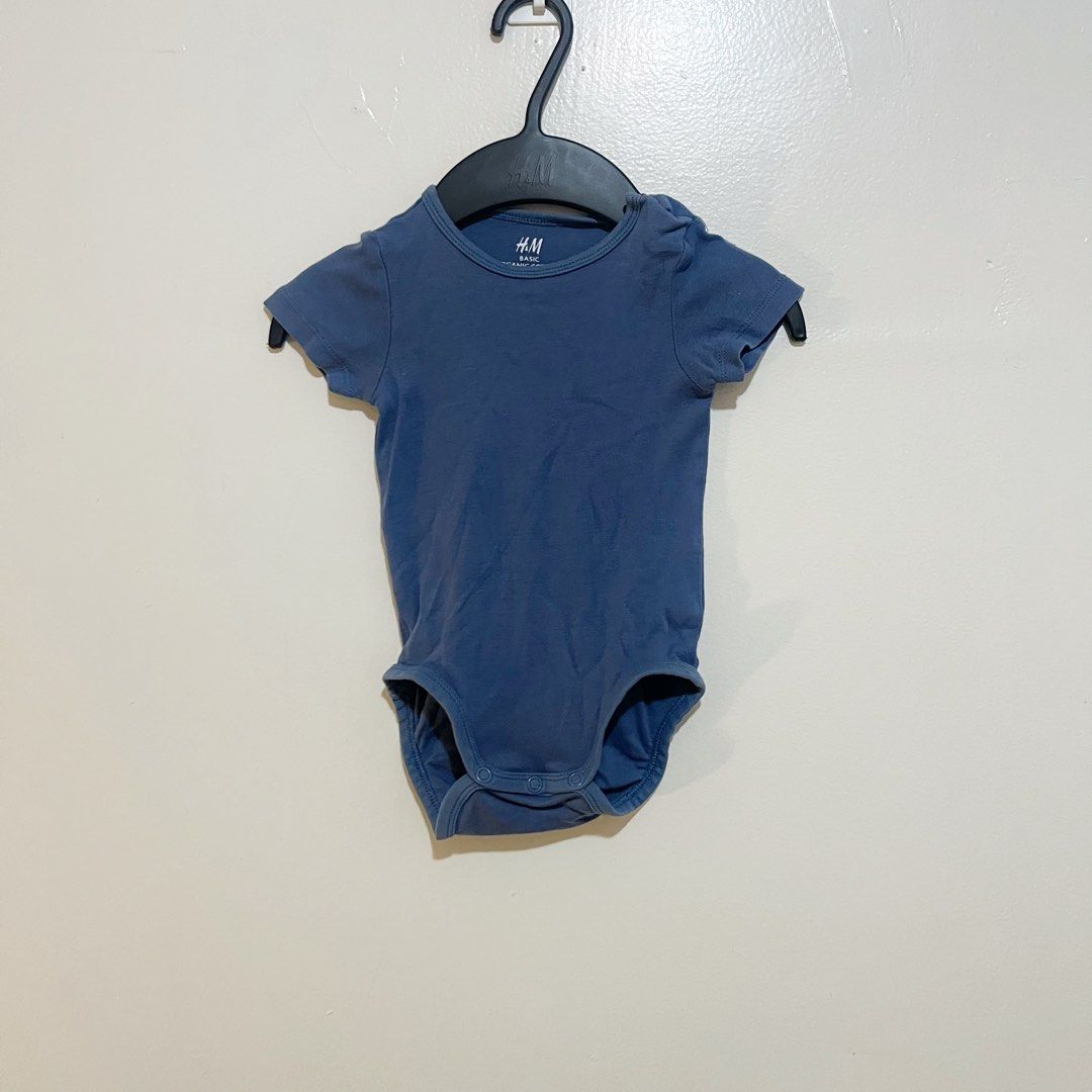 Anko and H&M Onesie set (Category: Babies & Kids Fashion) located in Las Pinas. Submitted by bloo_ (Listing ID 1424435889, Image 2). Description: 📍 BF Homes, Las Piñas Anko and H&M 3-6 Months Onesie Set for Baby Boy Brand: Anko and H&M Color: Gray, Blue, Yellow Size: 3-6 Months Design: Plain and Sunshine on my mind design 👀 Please check the photos thoroughly 👋🏻 Pre-loved. Manage your expectations 🛵 Lalamove / J&T 🏦 GCash.