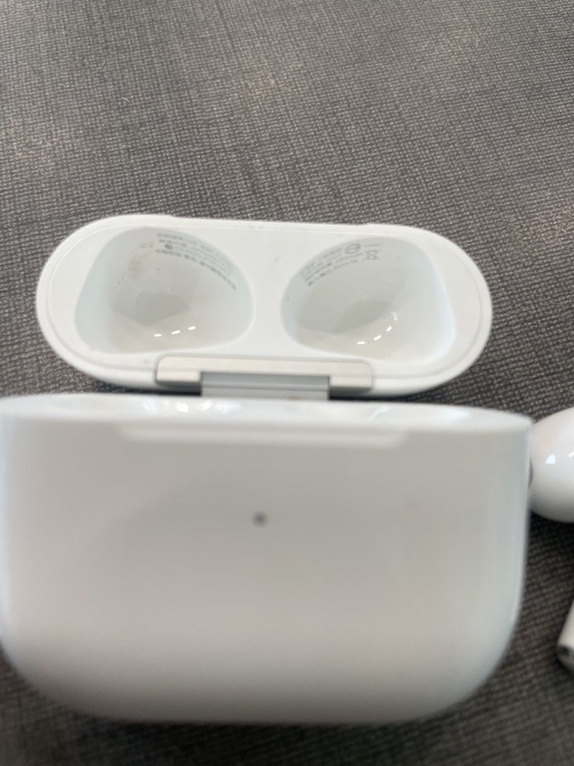 Apple AirPods 365615585319554112