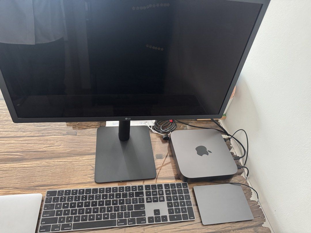 Apple Mac Mini (2018) + LG UltraFine 23.5" Display