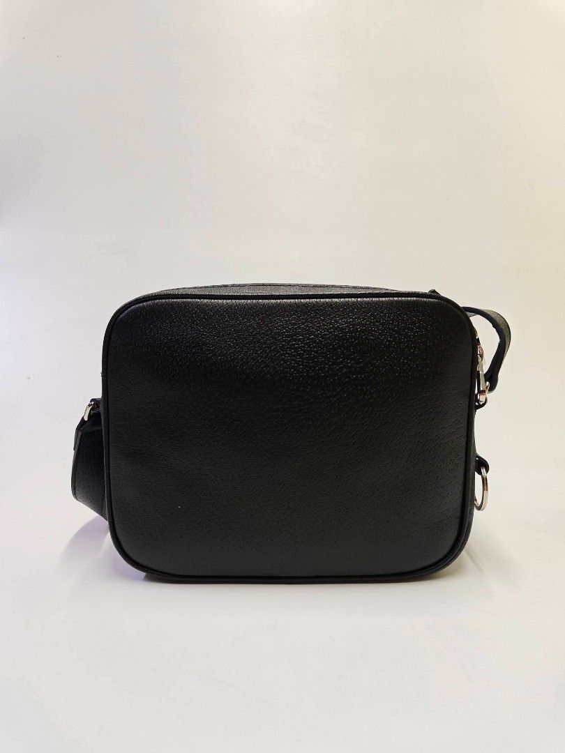 Authentic Men's Crossbody Bag (Category: Camera Bags & Carriers) located in Quezon City. Submitted by hollowwillow (Listing ID 1424429532, Image 3). Description: Authentic 9'w x 7.5'h x 3'd inches ⚠️ STRICTLY PAYMENT FIRST AND WE DO THE BOOKING ⚠️ NO MEET UP, NO PICK UP ⚠️ If in doubt, please buy somewhere else For same day delivery via lalamove For courier, we use Gogo xpress or J&T 📍QC .