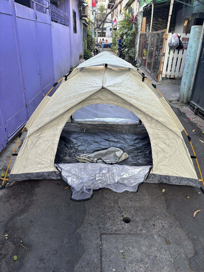 Automatic camping tent 2-4 persons (Category: Hiking & Camping) located in Pasig City. Submitted by cztradingpage (Listing ID 1424484994, Image 2). Description: .