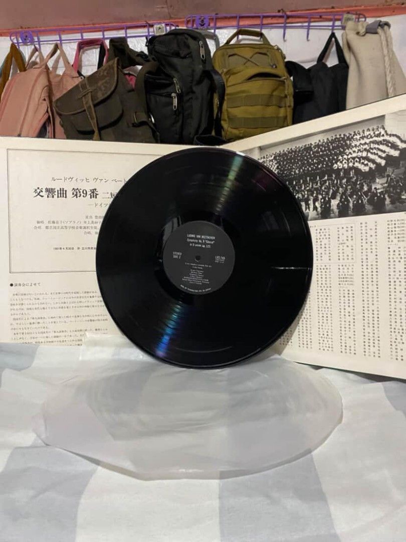 Beethoven Symphony No. 9 in D Minor "Choral" (Category: Vinyls) located in Lucena. Submitted by minos_world (Listing ID 1424397769, Image 2). Description: Vinyl record of Ludwig van Beethoven's Symphony No. 9 in D Minor "Choral". Includes the record itself, a protective sleeve, and an insert with Japanese text and images. The record label indicates it's a stereo recording, side 2, with the Kunitae Highschool Choir and the Shimet Philharmonic Orch