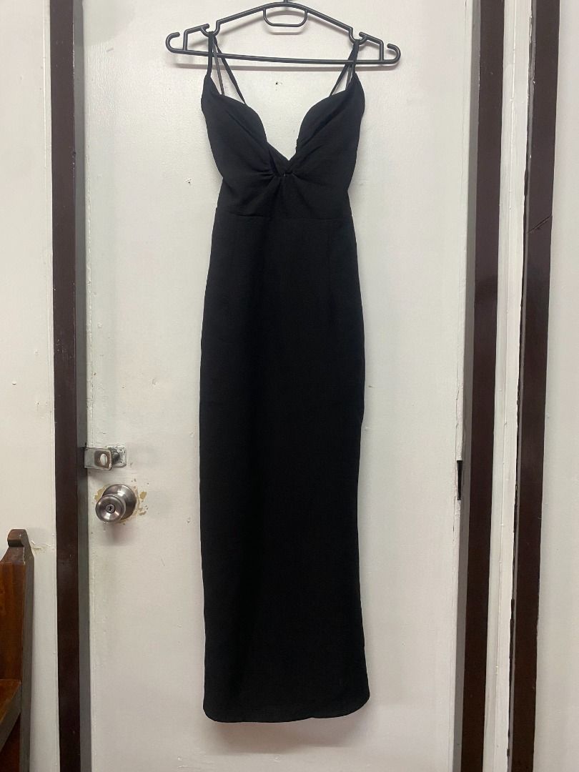 Black deep-neck line bodycon dress (Category: Evening dresses & gowns) located in Dasmarinas. Submitted by shop.rie (Listing ID 1424426612, Image 1). Description: - Only used for graduation .