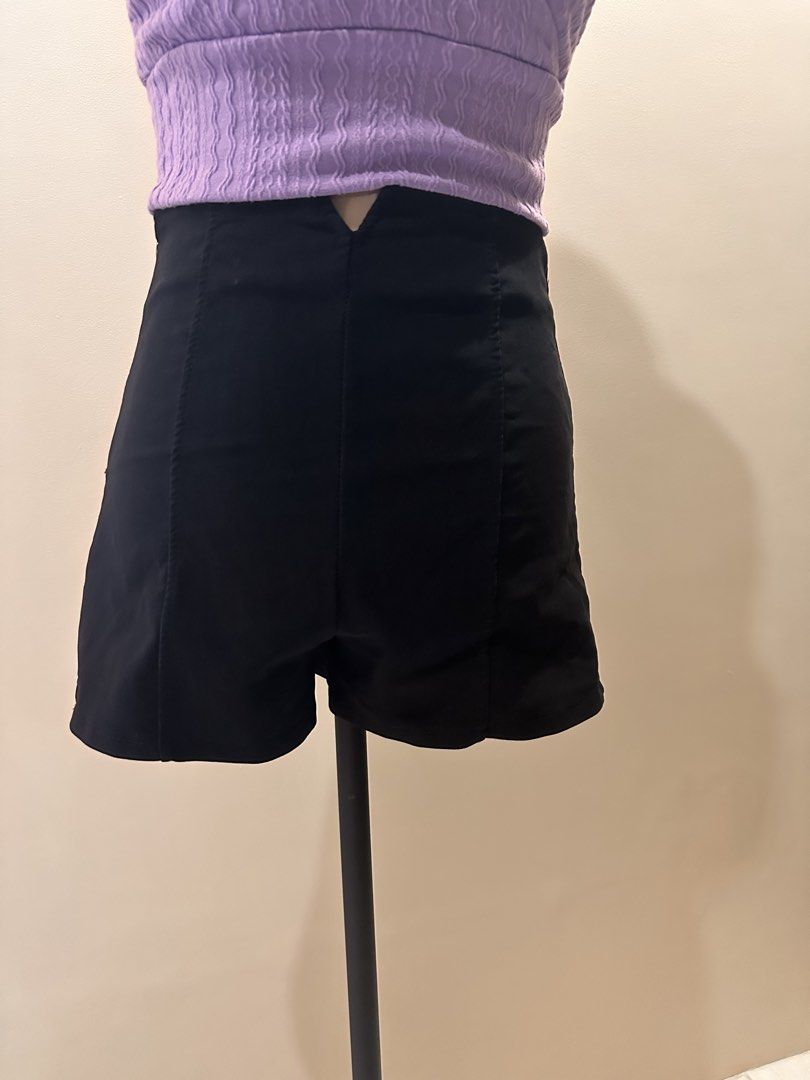 Black High-Waisted Shorts (Category: Shorts) located in San Fernando. Submitted by rpam21 (Listing ID 1424381923, Image 1). Description: .