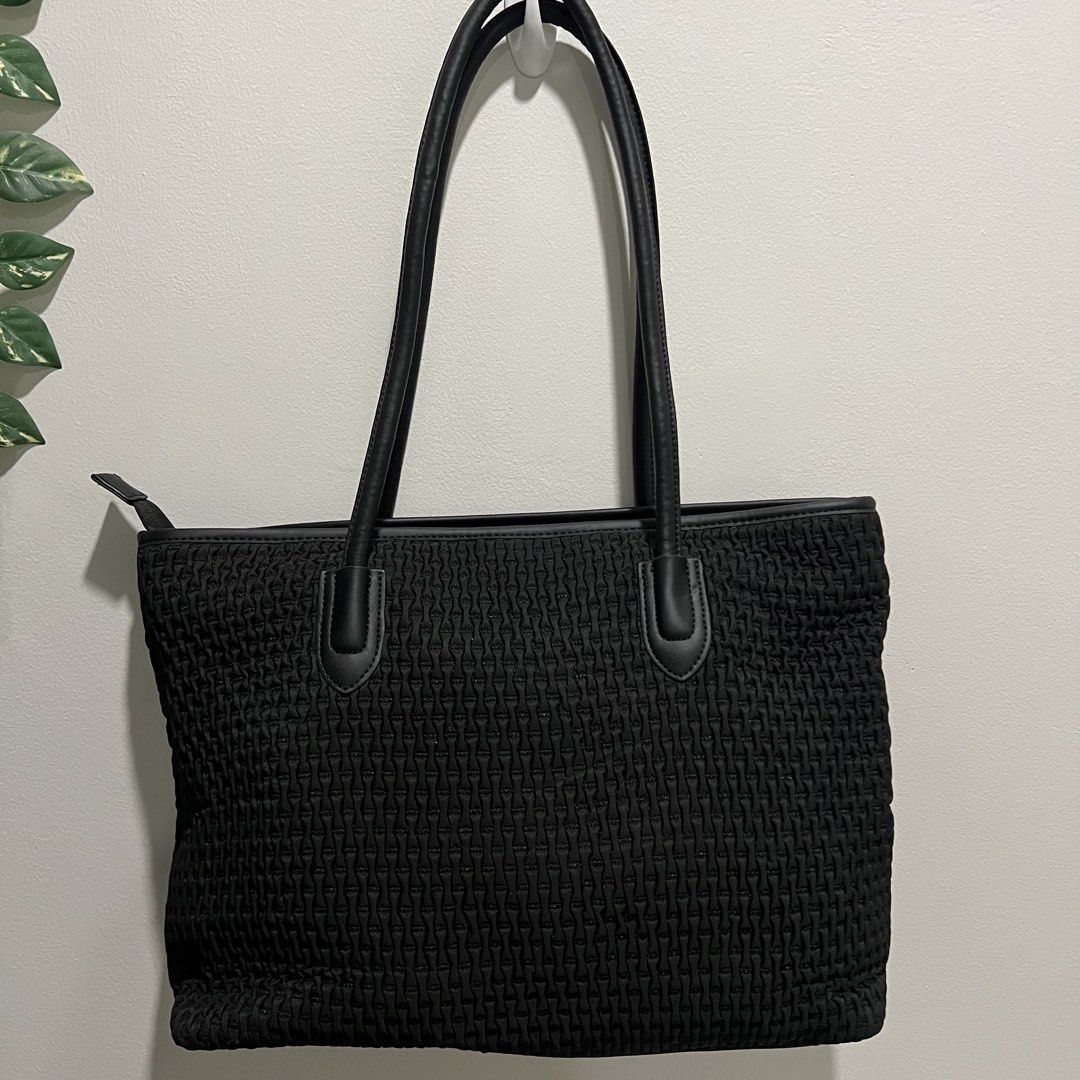 Chantria Tote Bag with Laptop Compartment (Category: Tote Bags) located in Makati City. Submitted by luckycloset777 (Listing ID 1424467742, Image 2). Description: A reliable everyday work bag! with laptop compartment!!! It has super soft straps that won't dig into your shoulders if you carry a lot of stuff. 🥰 price is negotiable.
