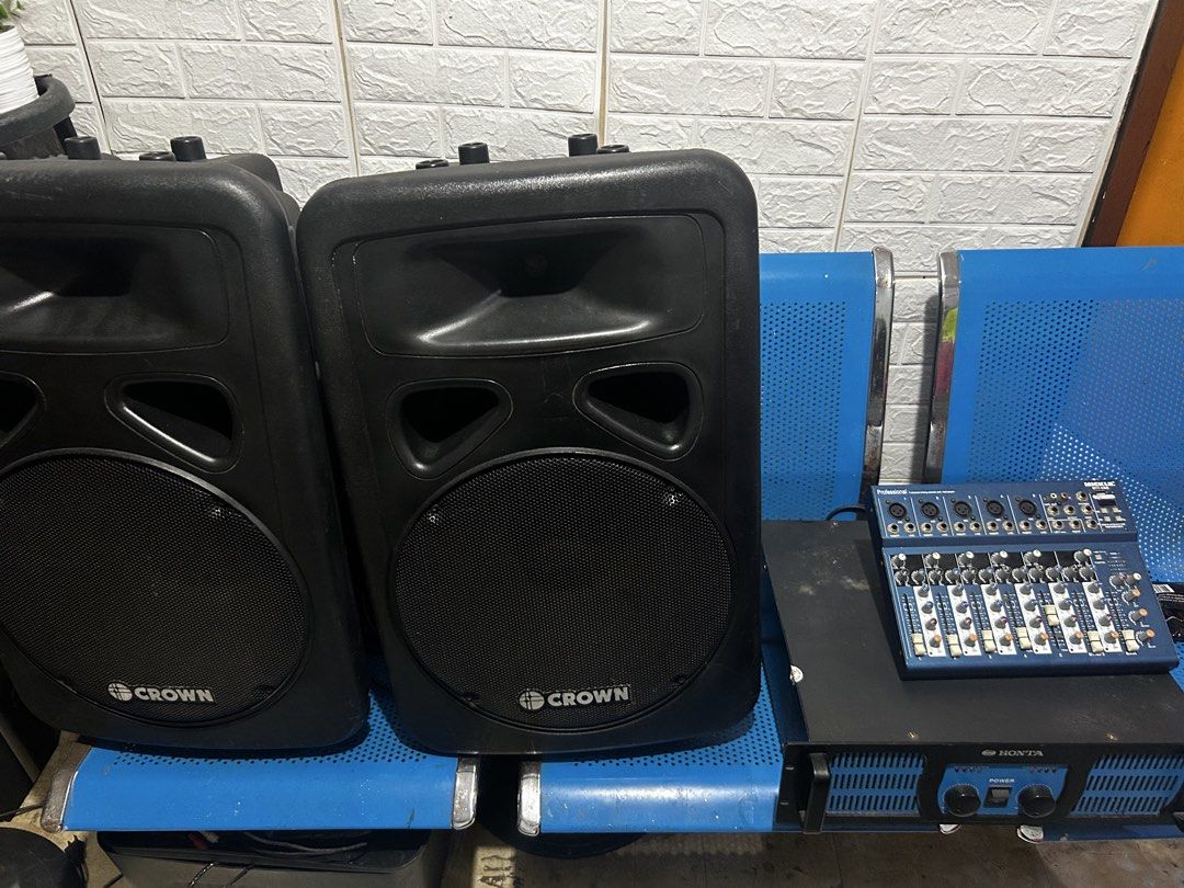 Crown Speakers, Mickle Mixer, Honta Power Amplifier (Category: Soundbars, Speakers & Amplifiers) located in Santa Rosa. Submitted by taneers (Listing ID 1424471990, Image 1). Description: - Complete speaker system - Includes two Crown speakers - Mickle MT7-USB 7-channel mixing console with multiple input options and USB playback - Honta power amplifier with power and mode indicators - Ideal for events or personal use.