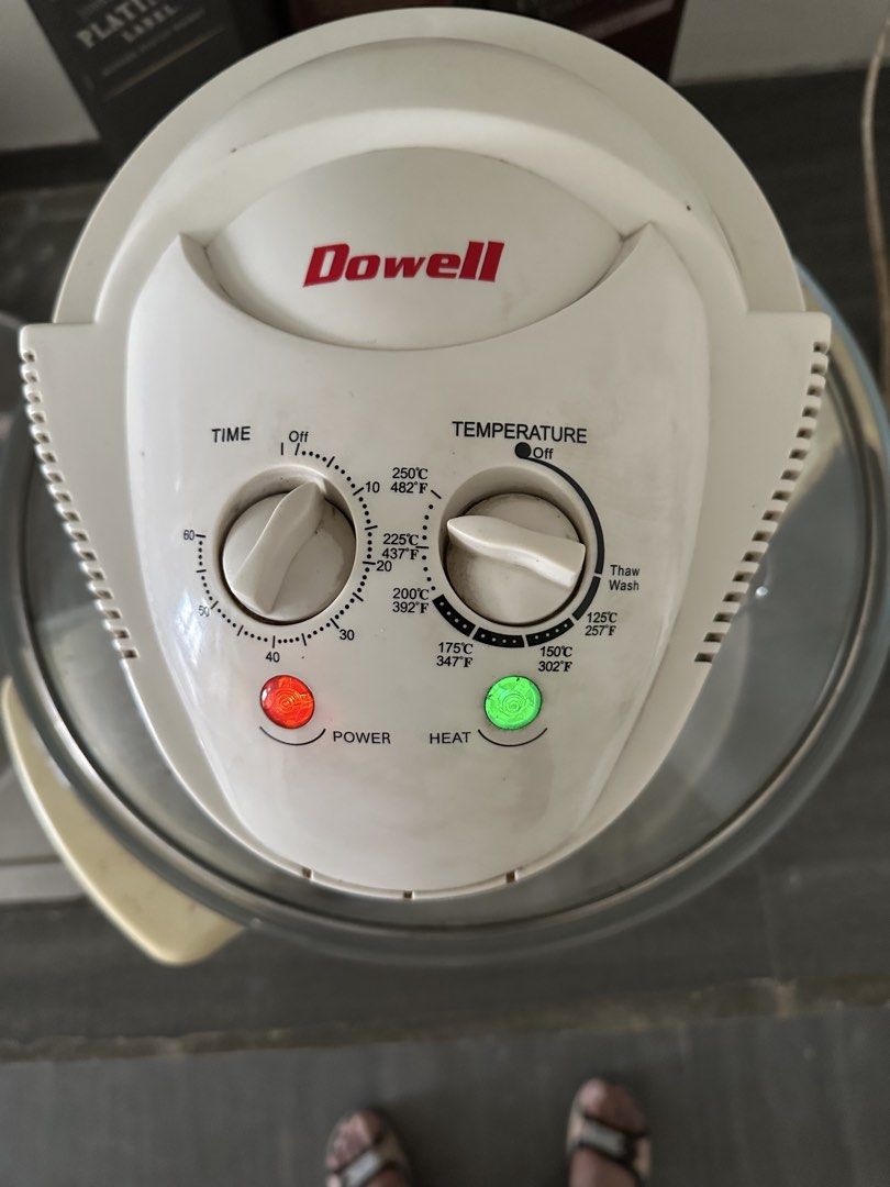 Dowell Halogen Oven (Category: Ovens & Toasters) located in Quezon City. Submitted by khaleesitargaryen_08 (Listing ID 1424385823, Image 2). Description: - Dowell halogen oven - Temperature and time controls - Glass bowl with metal rack - Power and heat indicator lights - Temperature range: 125°F - 482°F - Thaw/wash setting - White body with handle.
