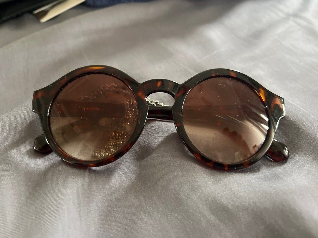 Round Diffraction Glasses (Category: Sunglasses & Eyewear) located in Singapore. Submitted by xmuahz (Listing ID 1424401073, Image 1). Description: - Rave eyewear bought on GloFX - comes with a metallic chain so it stays on you at all times - used once .