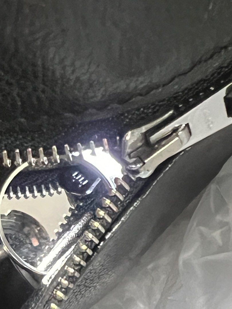Hermes (Category: Luxury Bags & Wallets) located in Buhi. Submitted by nyleeshop0.0 (Listing ID 1411843900, Image 3). Description: Hermes Birkin 30 cm Riri underzip Price + sf.