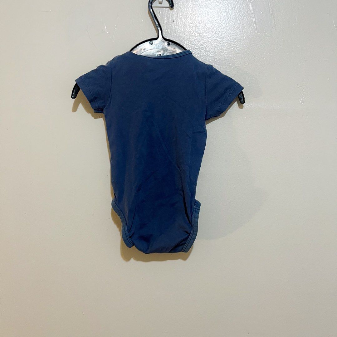 [H&M] Shortsleeve Onesie (Category: Babies & Kids Fashion) located in Las Pinas. Submitted by bloo_ (Listing ID 1424436127, Image 3). Description: 📍 BF Homes, Las Piñas H&M Blue Onesie for Baby Boy Brand: H&M Color: Blue Size: 3-6 Months Design: Plain solid color 👀 Please check the photos thoroughly 👋🏻 Pre-loved. Manage your expectations 🛵 Lalamove / J&T 🏦 GCash.