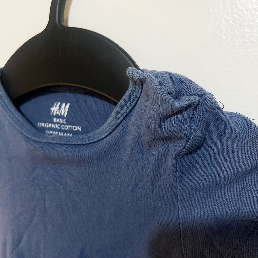 [H&M] Shortsleeve Onesie (Category: Babies & Kids Fashion) located in Las Pinas. Submitted by bloo_ (Listing ID 1424436127, Image 2). Description: 📍 BF Homes, Las Piñas H&M Blue Onesie for Baby Boy Brand: H&M Color: Blue Size: 3-6 Months Design: Plain solid color 👀 Please check the photos thoroughly 👋🏻 Pre-loved. Manage your expectations 🛵 Lalamove / J&T 🏦 GCash.