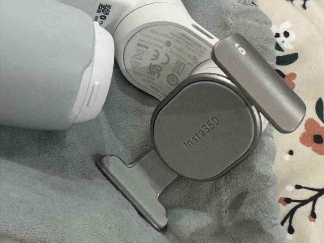 Insta360 Flow Smartphone Stabilizer (Category: Gimbals & Stabilizers ) located in Rizal. Submitted by stashbyalexa (Listing ID 1424465756, Image 2). Description: - Insta360 Flow smartphone stabilizer - Color: White and Gray - Features: Power button, mode selection, rotating dial - Foldable design - Includes carrying pouch - Condition: pristine, used once only.