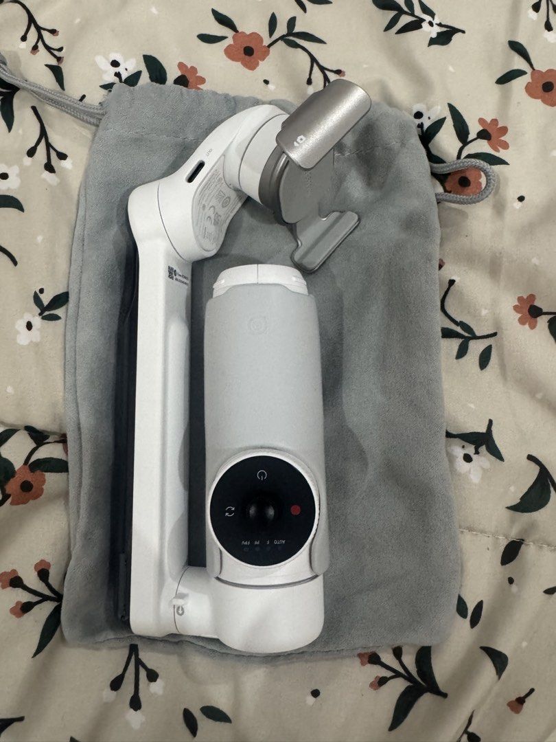 Insta360 Flow Smartphone Stabilizer (Category: Gimbals & Stabilizers ) located in Rizal. Submitted by stashbyalexa (Listing ID 1424465756, Image 1). Description: - Insta360 Flow smartphone stabilizer - Color: White and Gray - Features: Power button, mode selection, rotating dial - Foldable design - Includes carrying pouch - Condition: pristine, used once only.