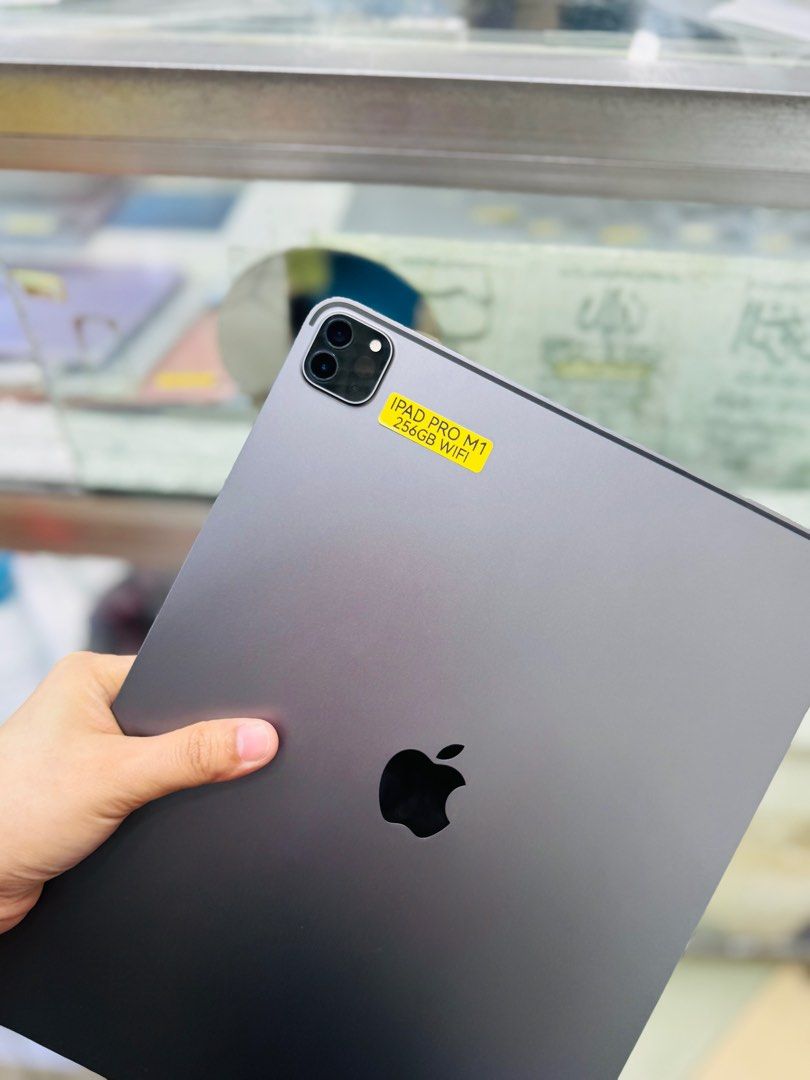 Ipad pro M1 256Gb 12.9 wifi only no issues (Category: iPad) located in San Juan City. Submitted by najihahtelecomshop2018 (Listing ID 1424483184, Image 2). Description: Legit Store | Original unit FOR SALE | TRADE / SWAP ▫️INSTALLMENT thru: 🔸Credit Card (straight / installment) 🔸Ggives / Gcredit + 6% interest 🔸Spay Later + 6% interest (RFS: Buy and Sell any kinds of Gadgets) Description: Ipad Pro M1 12.9 inch 256GB ( other GB are also availabl