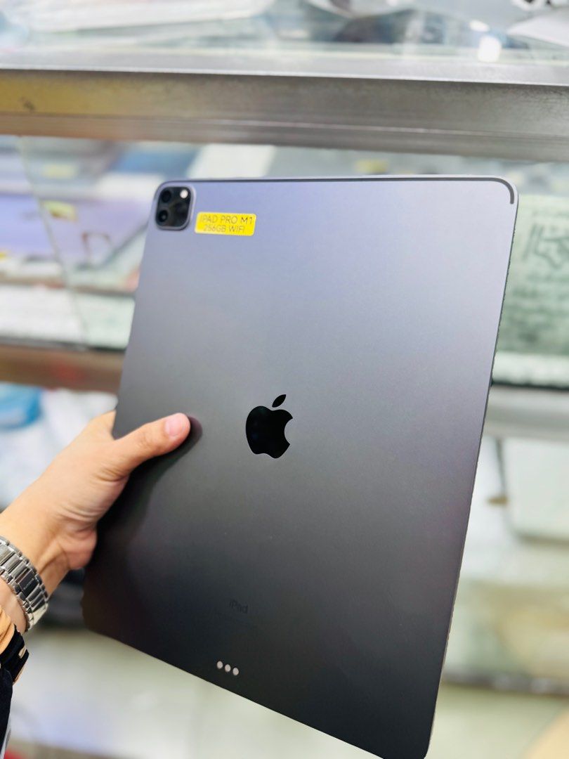 Ipad pro M1 256Gb 12.9 wifi only no issues (Category: iPad) located in San Juan City. Submitted by najihahtelecomshop2018 (Listing ID 1424483184, Image 3). Description: Legit Store | Original unit FOR SALE | TRADE / SWAP ▫️INSTALLMENT thru: 🔸Credit Card (straight / installment) 🔸Ggives / Gcredit + 6% interest 🔸Spay Later + 6% interest (RFS: Buy and Sell any kinds of Gadgets) Description: Ipad Pro M1 12.9 inch 256GB ( other GB are also availabl