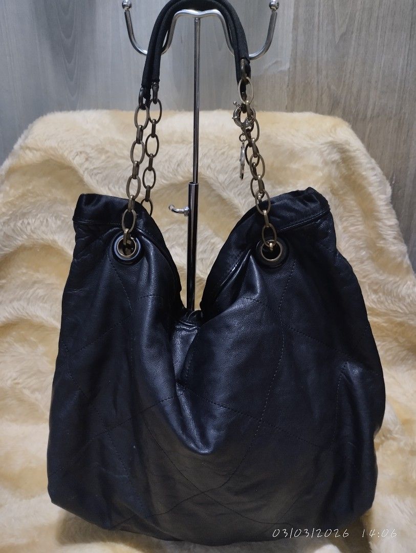 Lanvin quilted bag (Category: Luxury Bags & Wallets) located in Bacoor. Submitted by nigel_008 (Listing ID 1424394165, Image 1). Description: lanvin Amalia handbag is crafted from black leather and features distinctive chain handles.