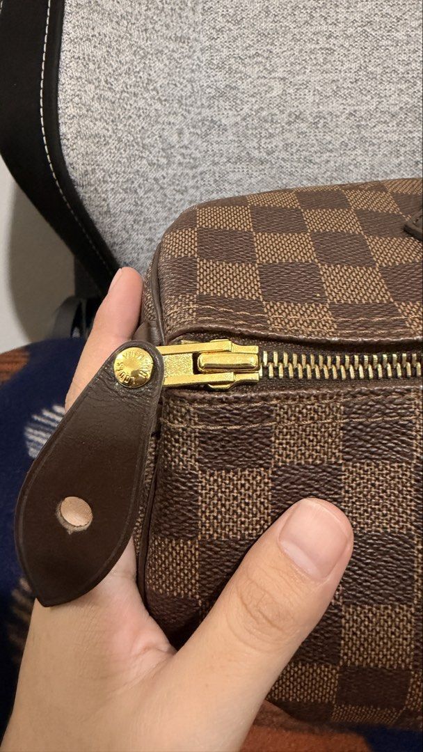 Louis Vuitton Speedy 30 Damier Ebene (Category: Luxury Bags & Wallets) located in Mandaluyong City. Submitted by cdvcdv (Listing ID 1424465434, Image 2). Description: - Guaranteed Authentic Louis Vuitton Speedy handbag - Damier Ebene canvas - Spacious interior with red textile lining - Top zip closure - Rolled leather handles - Gold-tone hardware - Date code: AA3103 - Minor wear on corners and leather trim - Had it bag spa so clean and all good.