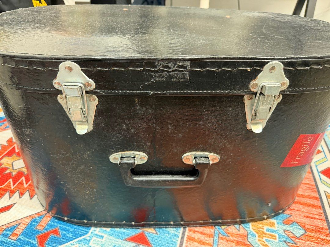 LP Tabla 鼓 （分類：樂器）位於 Hong Kong。 由 vinchun123 提交（商品編號 1424369240，圖片 3）。簡介： Tabla set with hardcase brand new(screw turning) 全新印度鼓連盒，World Beat Brand Tabla ！ 這是一套LP Tabla鼓，包含兩個鼓和一個攜帶箱。一個鼓是不銹鋼材質，另一個是木質鼓。鼓面有編織邊緣。攜帶箱是黑色，內部有襯裡。 因工作室搬遷而出售。