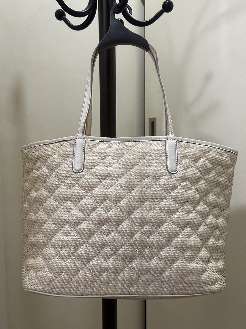 MARC JACOBS Pillow Tote Bag (Category: Tote Bags) located in Manila. Submitted by bas1cb1tch (Listing ID 1424483954, Image 2). Description: Large in size 100% Authentic No inclusions other than dustbag.