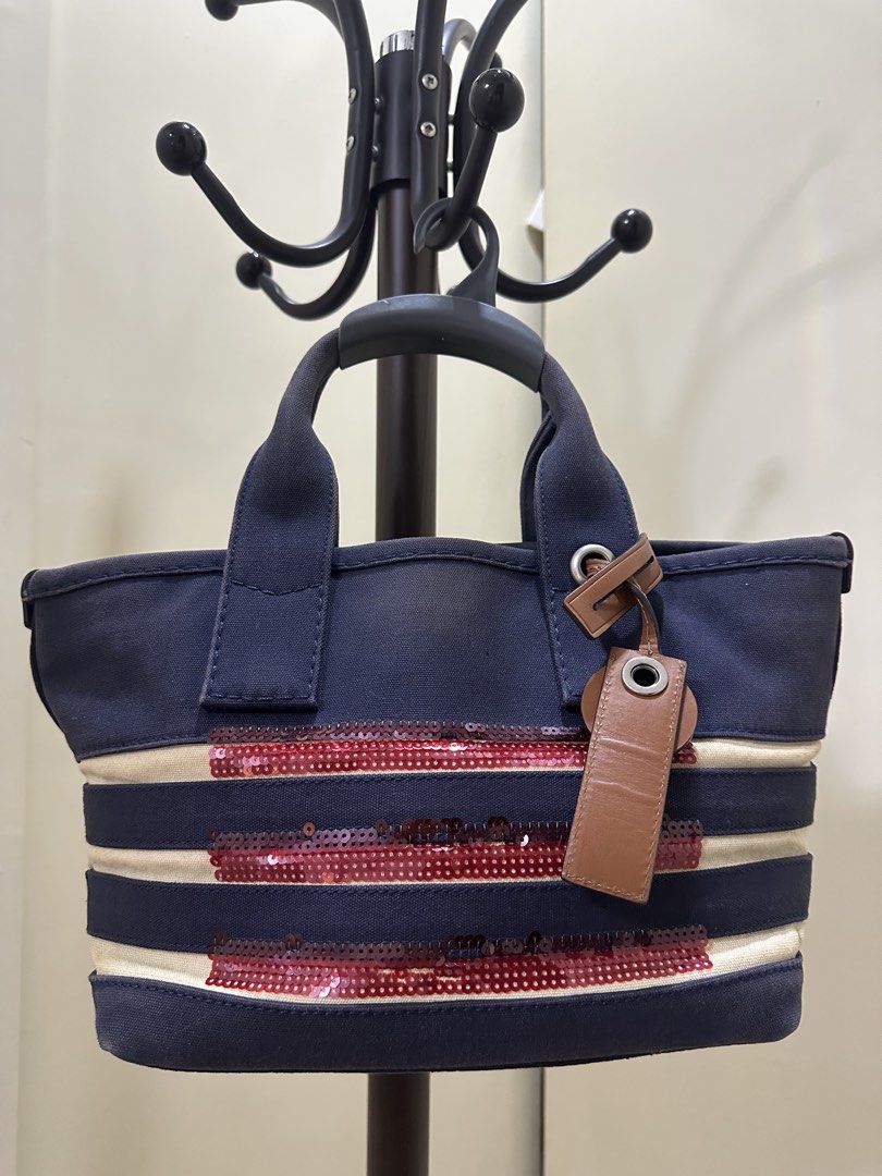 MARC JACOBS Sling Bag (Category: Cross-body Bags) located in Manila. Submitted by bas1cb1tch (Listing ID 1424484367, Image 2). Description: Medium in size 100% authentic No inclusions other than dust bag.