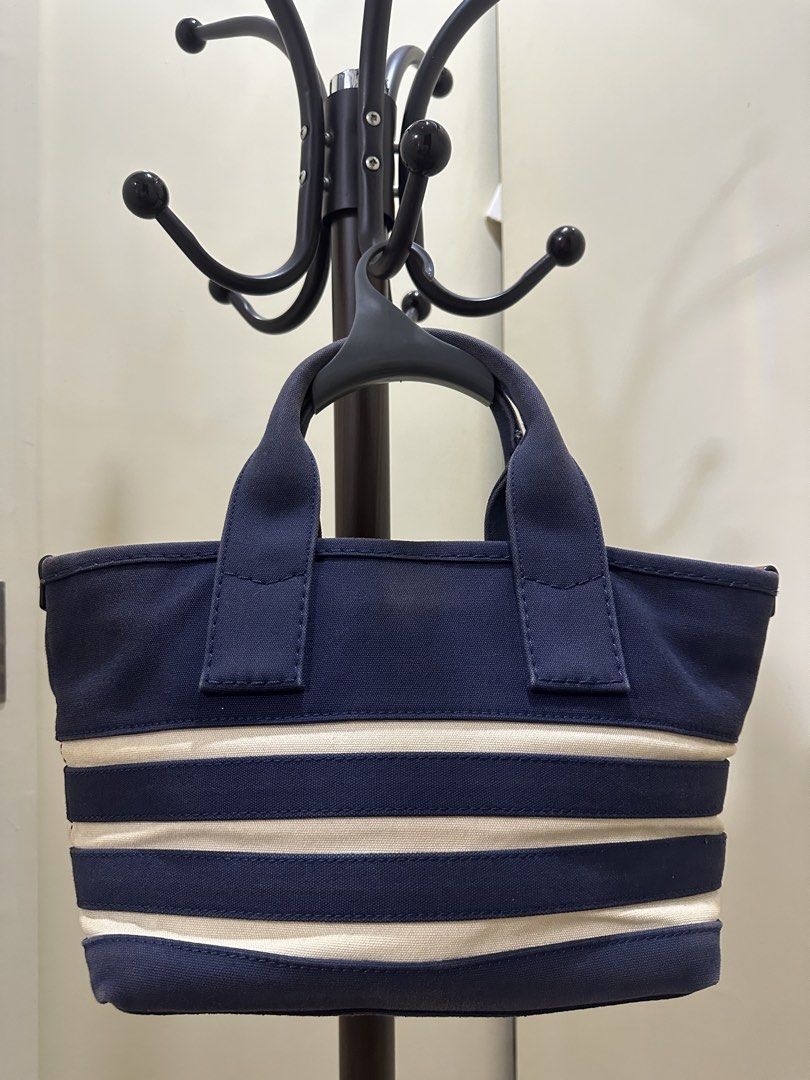 MARC JACOBS Sling Bag (Category: Cross-body Bags) located in Manila. Submitted by bas1cb1tch (Listing ID 1424484367, Image 3). Description: Medium in size 100% authentic No inclusions other than dust bag.