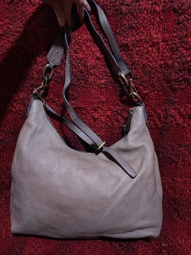Michael Kors Hobo Bag (Category: Luxury Bags & Wallets) located in Baguio. Submitted by jayrgijc52758 (Listing ID 1424497883, Image 3). Description: Michael Kors 2 way Medium size No major flaw 880.