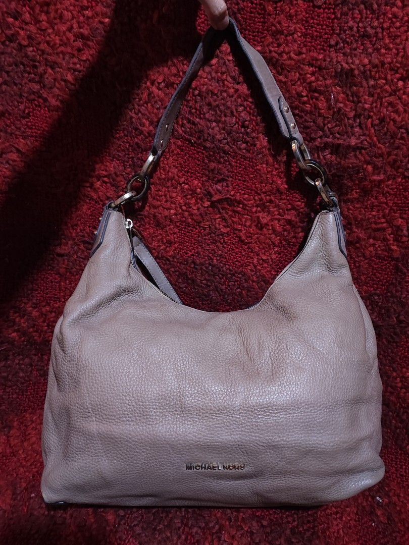 Michael Kors Hobo Bag (Category: Luxury Bags & Wallets) located in Baguio. Submitted by jayrgijc52758 (Listing ID 1424497883, Image 2). Description: Michael Kors 2 way Medium size No major flaw 880.