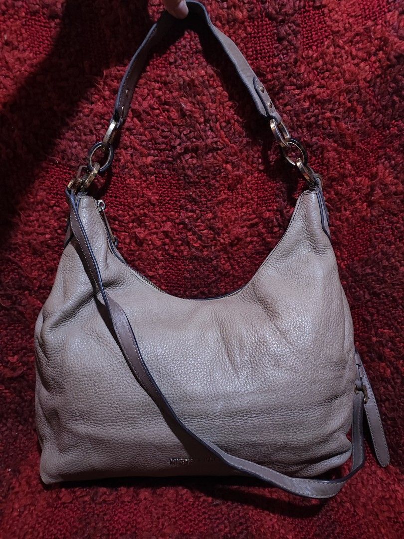 Michael Kors Hobo Bag (Category: Luxury Bags & Wallets) located in Baguio. Submitted by jayrgijc52758 (Listing ID 1424497883, Image 1). Description: Michael Kors 2 way Medium size No major flaw 880.