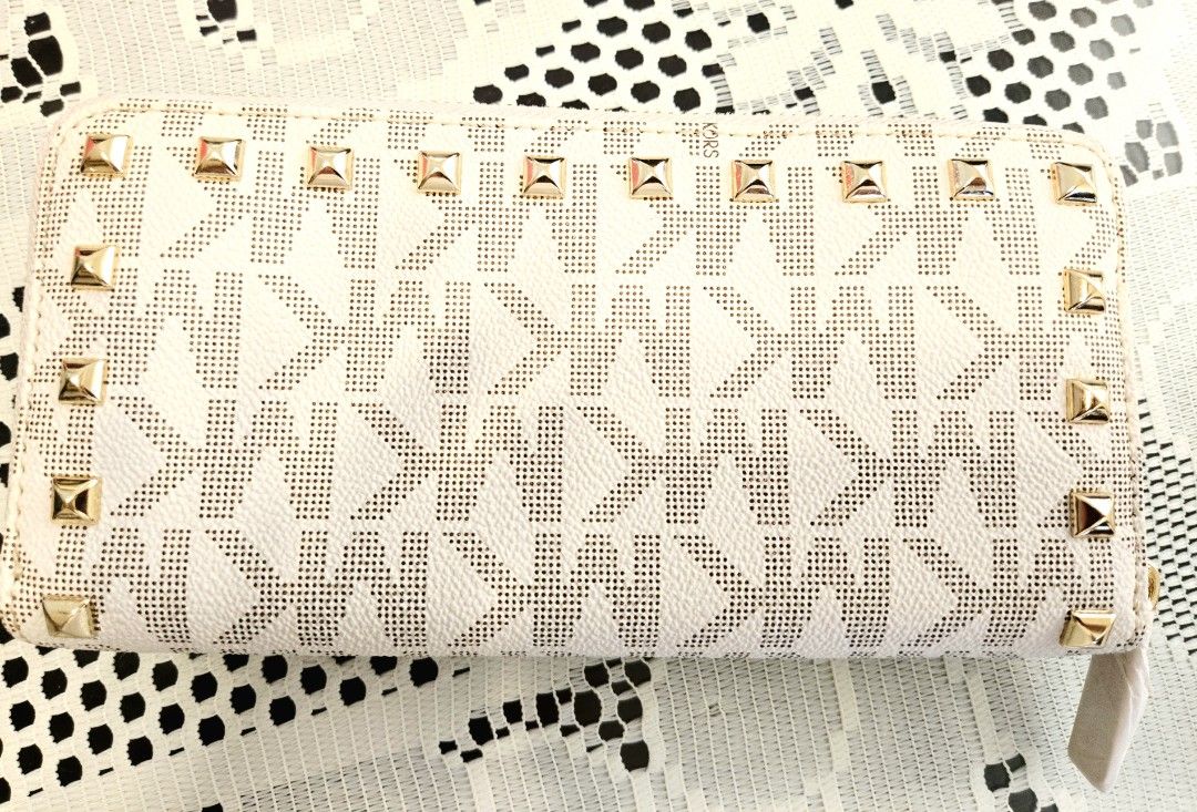 Michael Kors Jet Set Studded ZA Continental Wallet (Category: Luxury Bags & Wallets) located in Santa Rosa. Submitted by unicornshopper (Listing ID 1424377077, Image 2). Description: - Michael Kors wallet - Zip-around closure - Vanilla color with gold-tone studs - MK logo pattern - Multiple card slots and compartments *Price includes shipping fee.