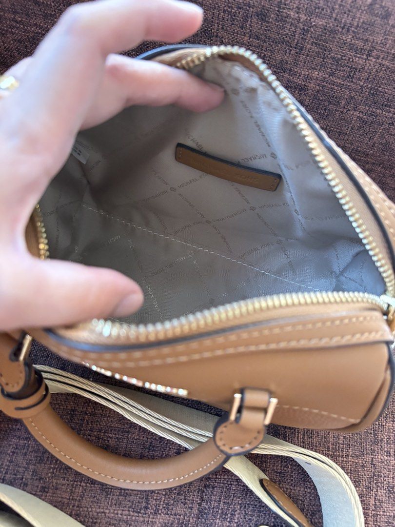 Michael Kors Small Brown Satchel Bag with Strap (Category: Luxury Bags & Wallets) located in Makati City. Submitted by pinkycess (Listing ID 1424362488, Image 2). Description: Mk brown satchel bag with removable strap Small size almost new no flaws PLEASE LANG, KUNG DI KAYO SURE BUYER WAG KAYO MAG PASEND NG MAGPASEND NG MGA PICTURES NA ANG DAMING DEMANDS TAPOS DI NAMAN PALA SURE! WAG KAYO BURAOT AT LALONG WAG NYO AKSAYAHIN ORAS KO! LAKAS MAKA HAG