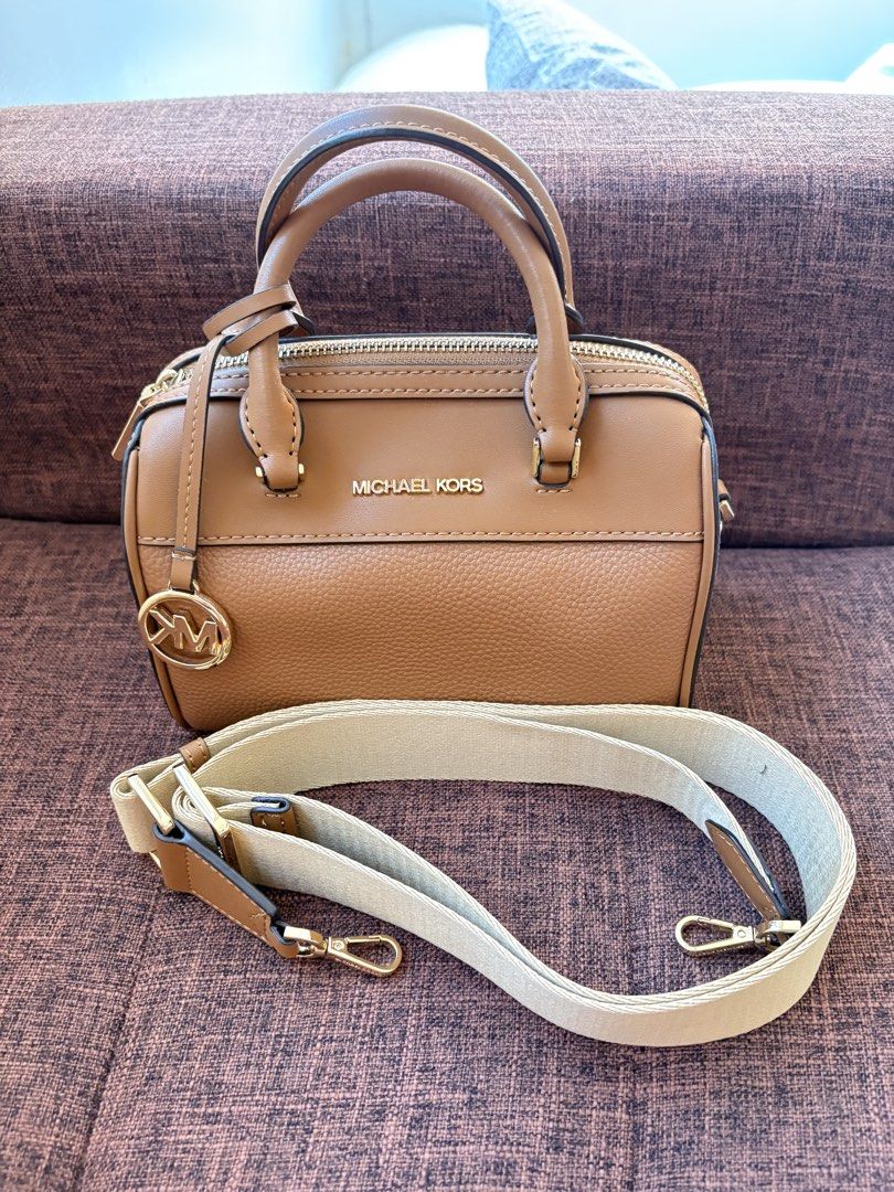 Michael Kors Small Brown Satchel Bag with Strap (Category: Luxury Bags & Wallets) located in Makati City. Submitted by pinkycess (Listing ID 1424362488, Image 1). Description: Mk brown satchel bag with removable strap Small size almost new no flaws PLEASE LANG, KUNG DI KAYO SURE BUYER WAG KAYO MAG PASEND NG MAGPASEND NG MGA PICTURES NA ANG DAMING DEMANDS TAPOS DI NAMAN PALA SURE! WAG KAYO BURAOT AT LALONG WAG NYO AKSAYAHIN ORAS KO! LAKAS MAKA HAG