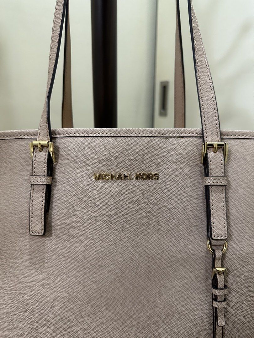MICHAEL KORS Tote Bag (Category: Tote Bags) located in Manila. Submitted by bas1cb1tch (Listing ID 1424484960, Image 3). Description: Large in size 100% authentic No inclusions other than dust bag.