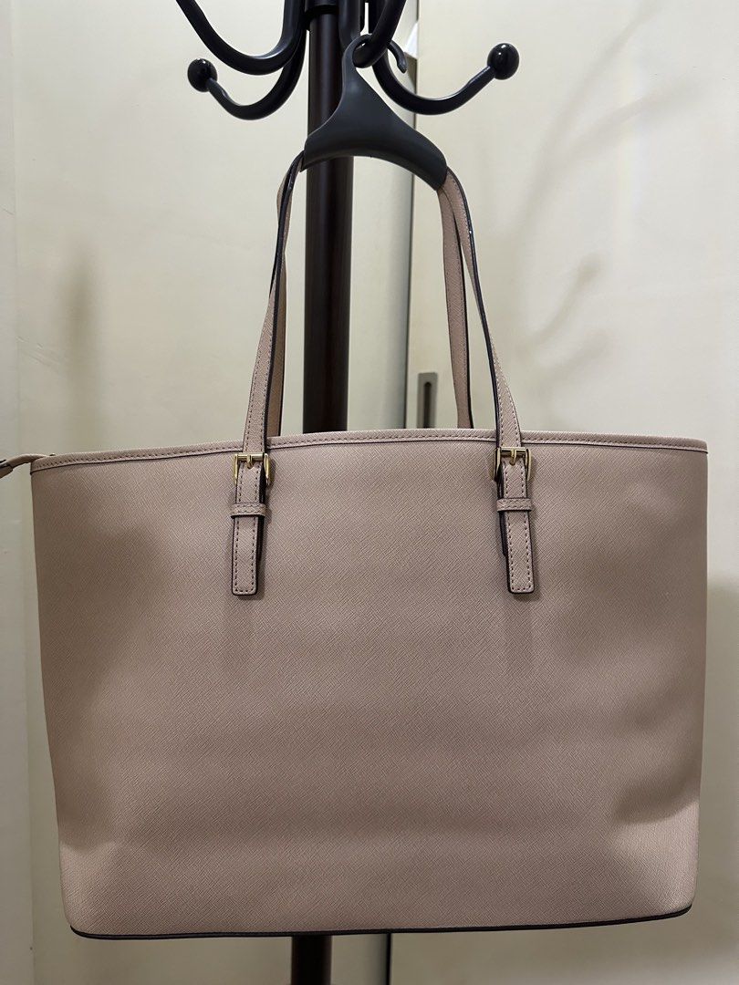 MICHAEL KORS Tote Bag (Category: Tote Bags) located in Manila. Submitted by bas1cb1tch (Listing ID 1424484960, Image 2). Description: Large in size 100% authentic No inclusions other than dust bag.