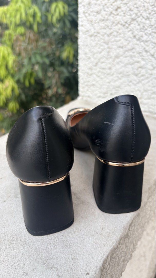 Nine West Nara Pumps EU37/US6.5 (Category: Heels) located in Pasig City. Submitted by bituin18 (Listing ID 1424519800, Image 2). Description: Nine West Nara pumps in black. Features a square toe design with a gold chain detail on the front. The heels have a gold trim. The soles show the Nine West logo and size 37. The original price tag is still attached. The shoes have some signs of wear on the insole and the exterior. Used 1x. Rfs: wrong size f