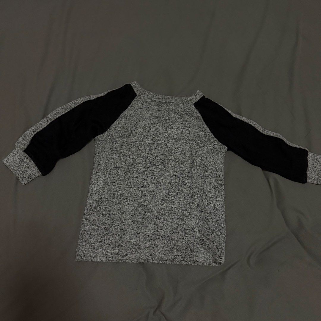 OshKosh B'gosh Gray and Black Sweater (Category: Babies & Kids Fashion) located in Cavite. Submitted by jomspreloved (Listing ID 1424460276, Image 1). Description: - OshKosh B'gosh sweater - Gray body with black sleeves - Crew neck - Long sleeves - Size: 12-18 months - Soft, textured material.