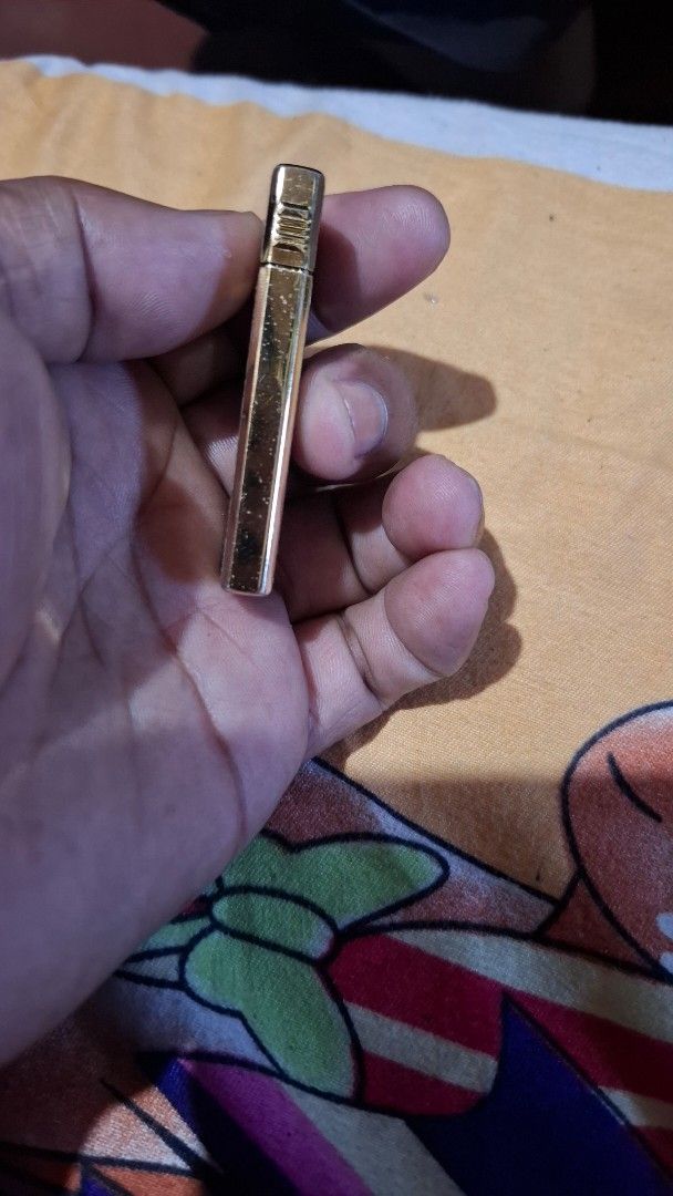 Penguin Sharp Eve Cigarette Lighter (Category: Vintage Collectibles) located in Antipolo. Submitted by goldentiger-ac44 (Listing ID 1424515764, Image 3). Description: - Vintage Penguin Sharp lighter - Features an Eve cigarette design - Gold-colored body - Rectangular shape with flip-top design - Decorative Eve logo and artwork - Brand: Penguin Sharp.
